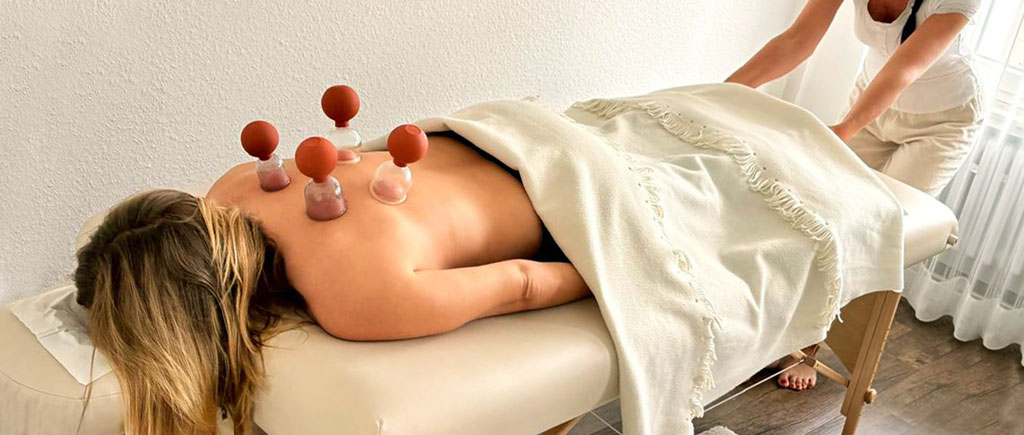Bild: Ausleitverfahren: Schröpfen. Ksenija Staude mit Patientin