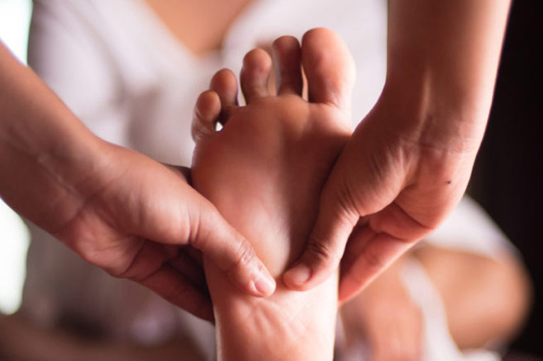 Die Fußreflexzonenmassage als begleitende Reiztherapie beim Rebalancing.
